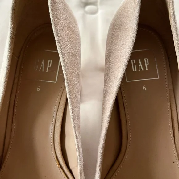 Gap suede pumps, size 6 - Picture 2 of 5